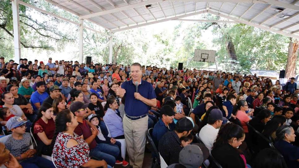 Entrega Quirino apoyos sociales en Huixiopa, Badiraguato