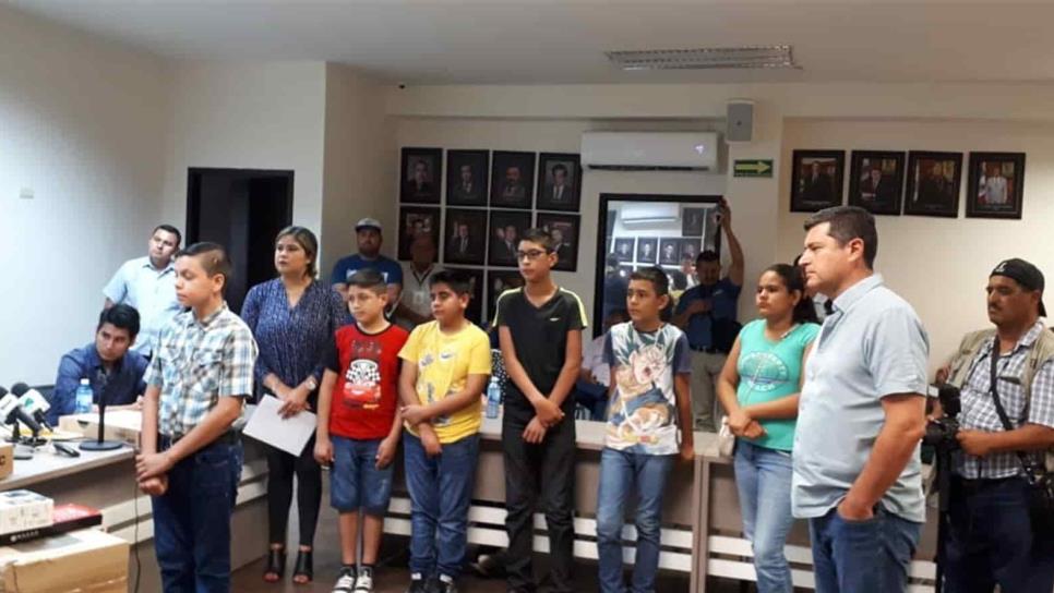 Alumnos destacados de Ahome reciben equipos de cómputo