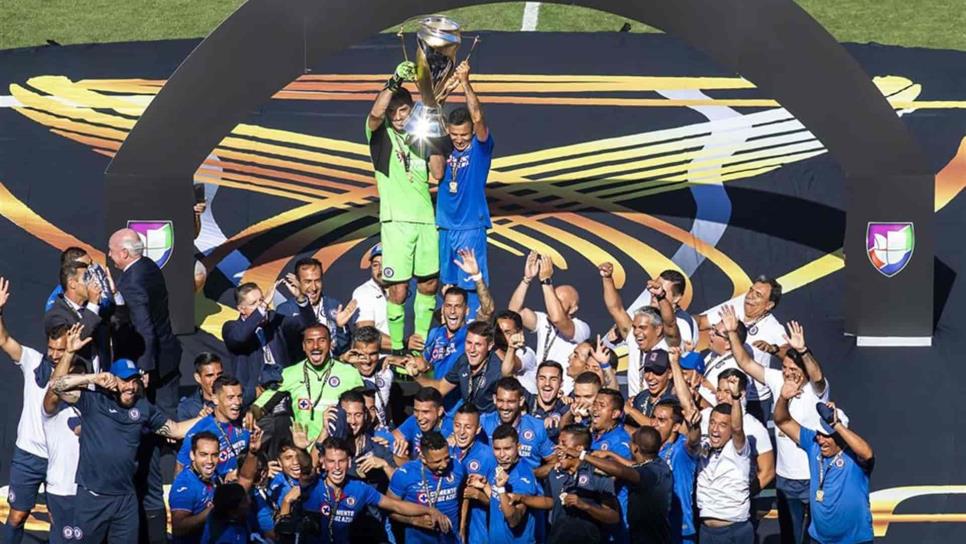 Cruz Azul golea al Necaxa y es campeón de la Supercopa MX