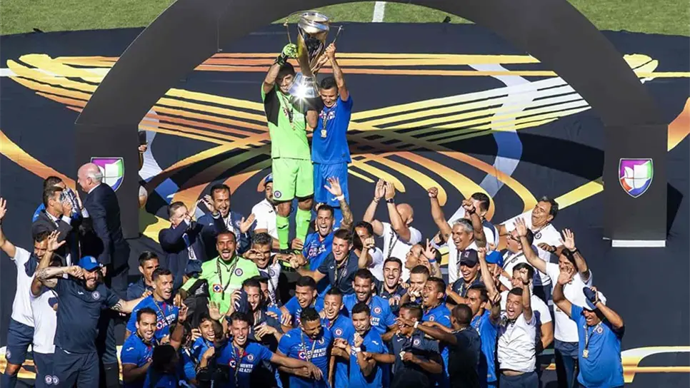 Cruz Azul golea al Necaxa y es campeón de la Supercopa MX
