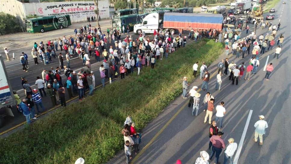 Campesinos bloquean carreteras del país en demanda de apoyos