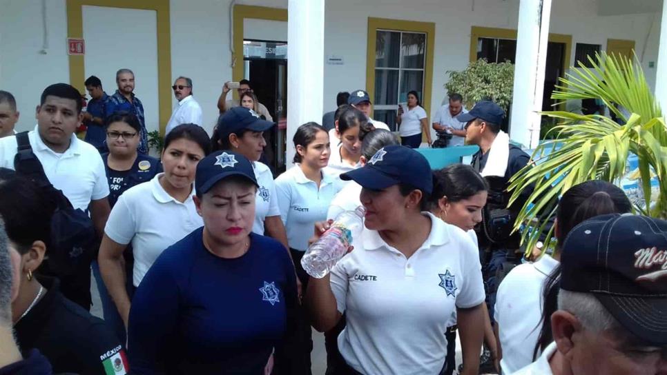 Se manifiestan cadetes de la Policía en el Ayuntamiento de Mazatlán