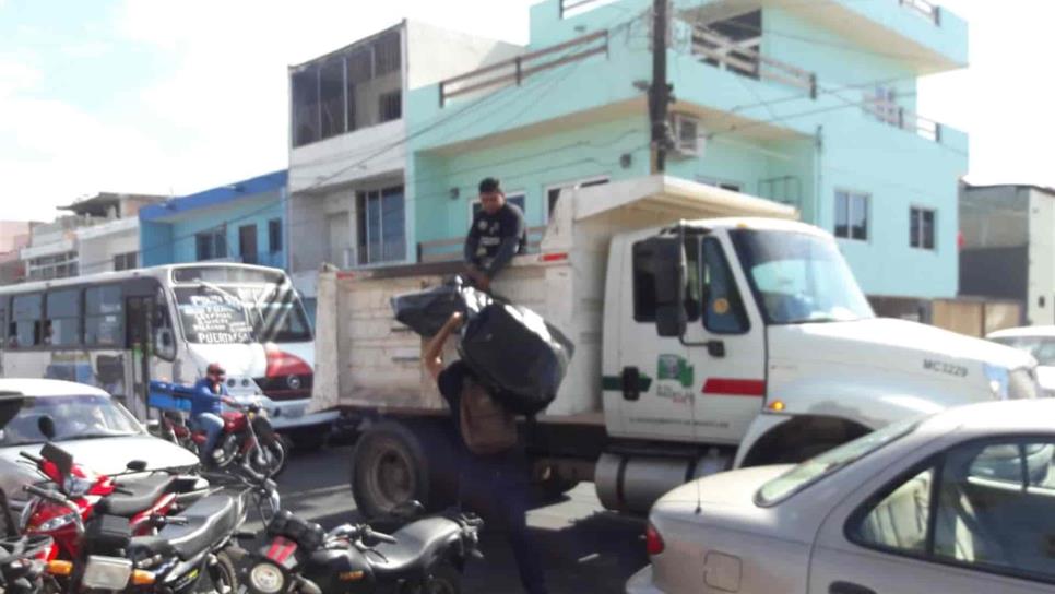 Golpe de calor afecta a recolectores de basura, en Mazatlán