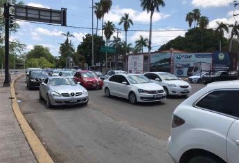 Hasta 30 min esperan automovilistas en paso peatonal del Malecón