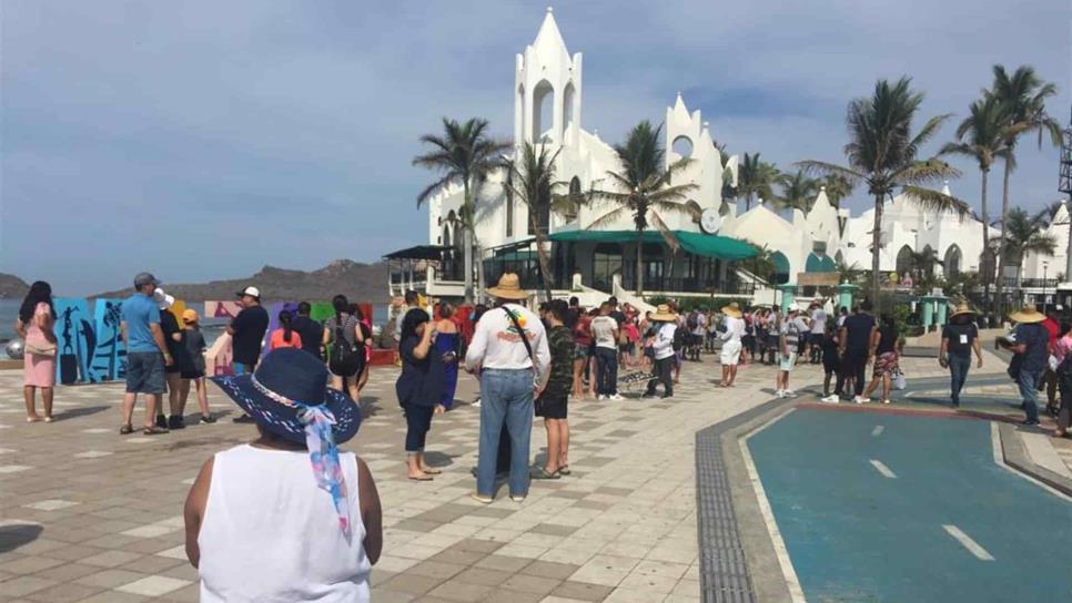Clima caluroso y lluvia no impide a turistas disfrutar de Mazatlán