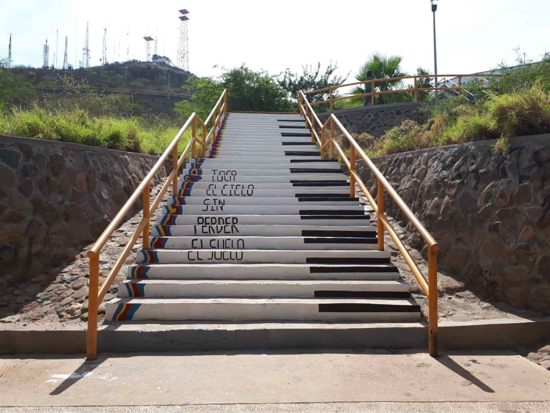 Reprueban vandalismo y homofobia en escaleras del Cerro de la Memoria