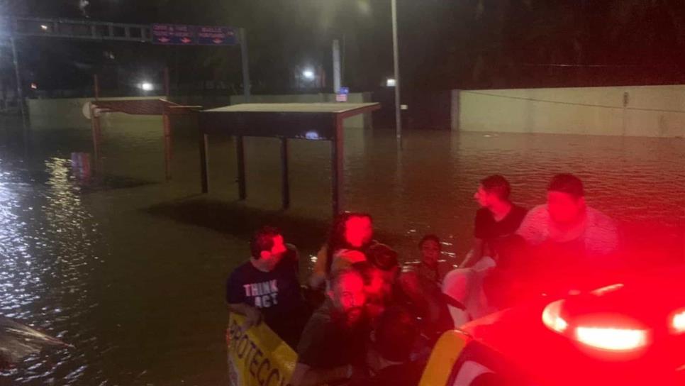 Evacuan a más de 300 personas tras fuertes lluvias en Mazatlán