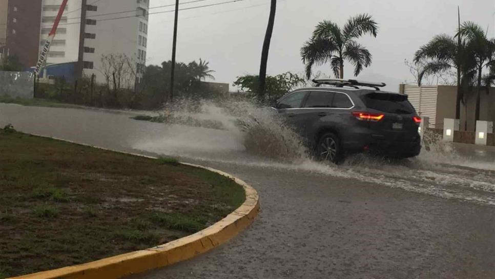 Amanece Mazatlán con fuerte lluvia
