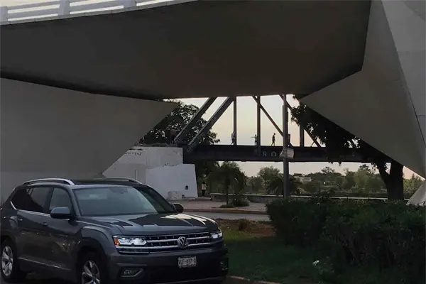 Se suben al Puente Negro decenas de visitantes del Parque Acuático Se suben al Puente Negro decenas de visitantes del Parque Acuático
