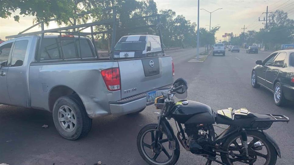 Motociclista choca contra camioneta en el ejido México