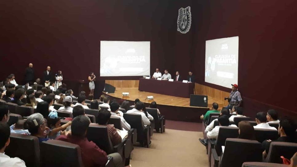 Autoridades entregan cartas a 33 médicos pasantes