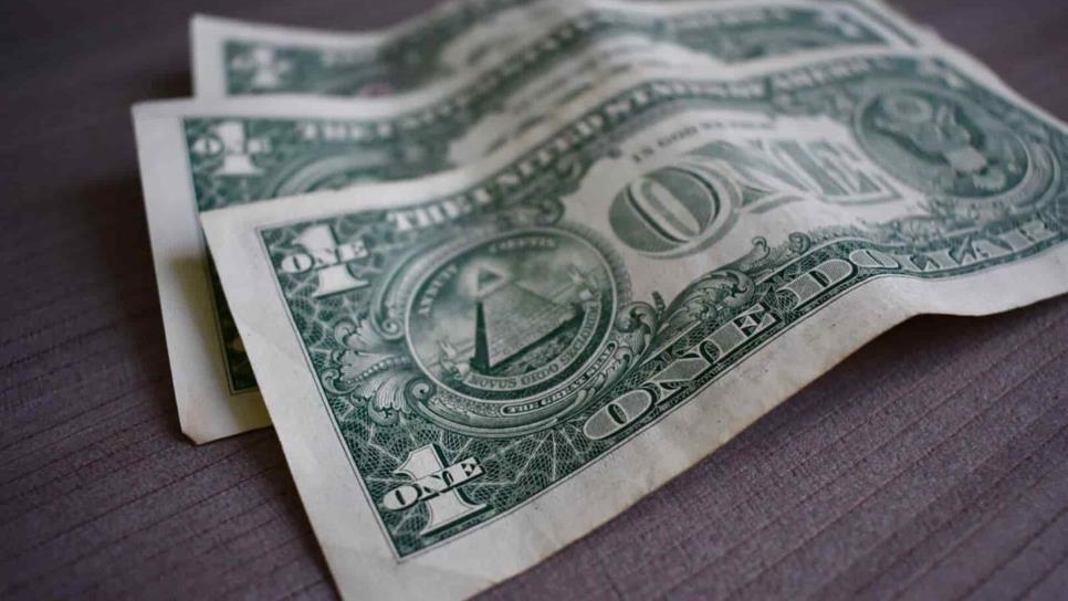 Dólar desciende 6 centavos, cierra a la venta en $20.05 en bancos