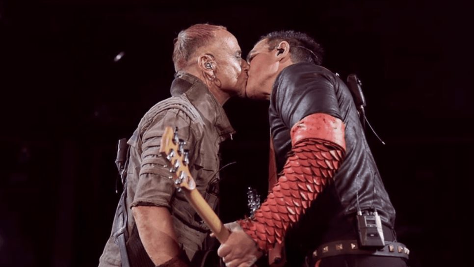 Guitarristas de Rammstein se besan durante concierto en Rusia