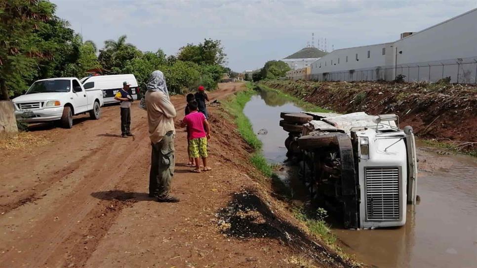 Vuelca dompe con toneladas de basura en dren de Los Mochis