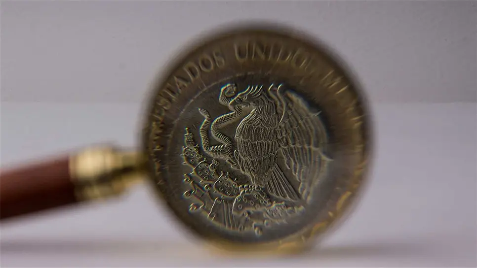 Peso cierra octavo mes con depreciación acumulada de 1.99%