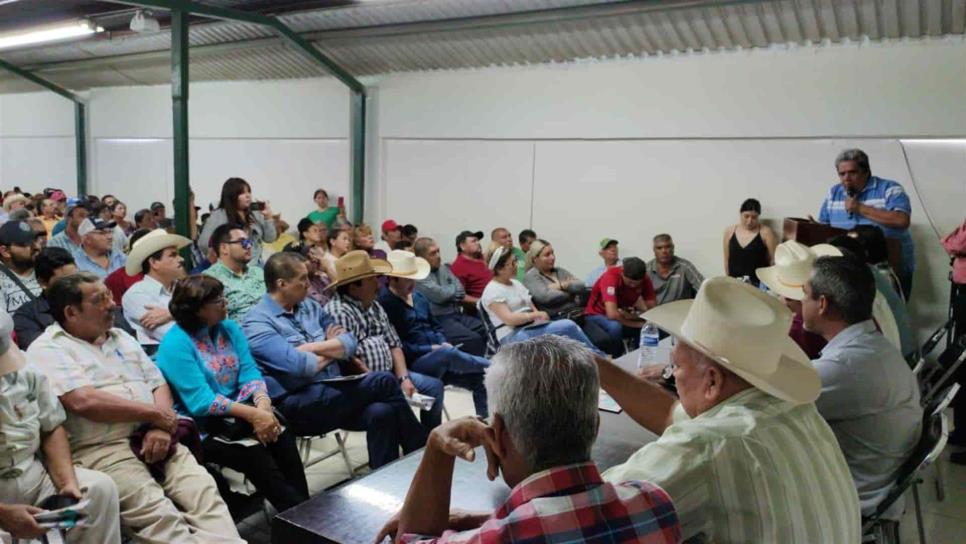 Se reúnen agricultores con Eraclio Rodríguez