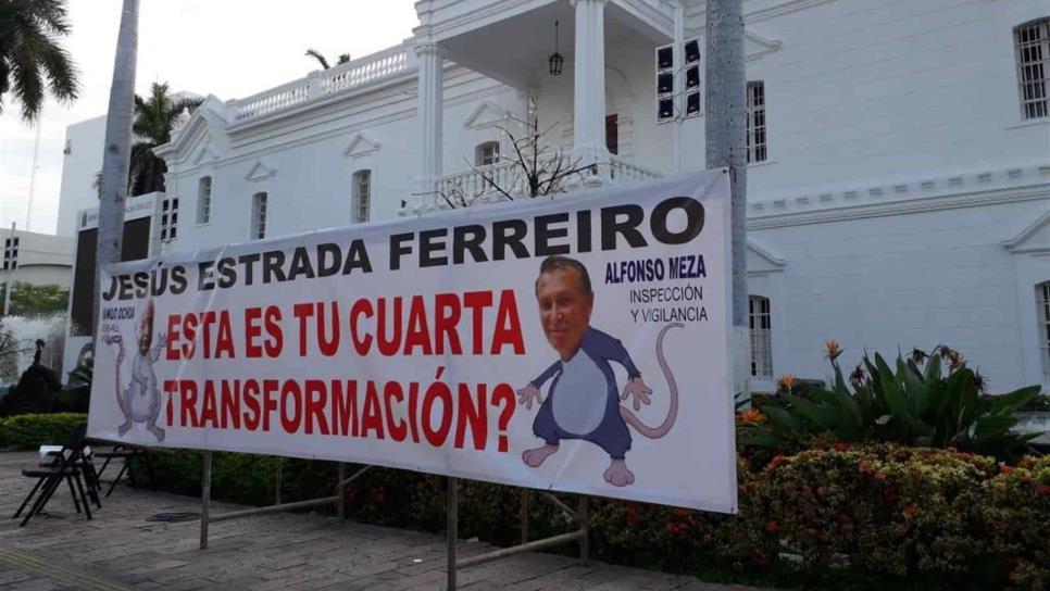 Colocan en el Ayuntamiento pancarta en contra de Estrada Ferreiro