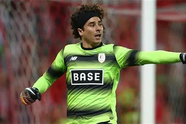 Memo Ochoa regresa al América como el mejor pagado de México Memo Ochoa regresa al América como el mejor pagado de México