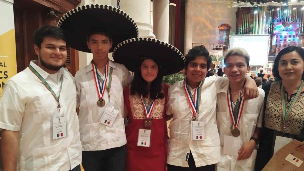 Niños apoyados por Del Toro ganan oro, plata y bronce en Matemáticas, en Sudáfrica