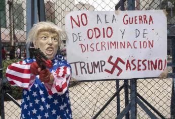 Queman figura de Trump frente a embajada de EUA en protesta por tiroteo