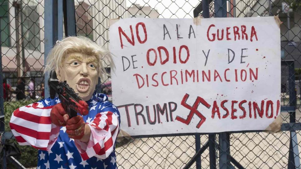 Queman figura de Trump frente a embajada de EUA en protesta por tiroteo