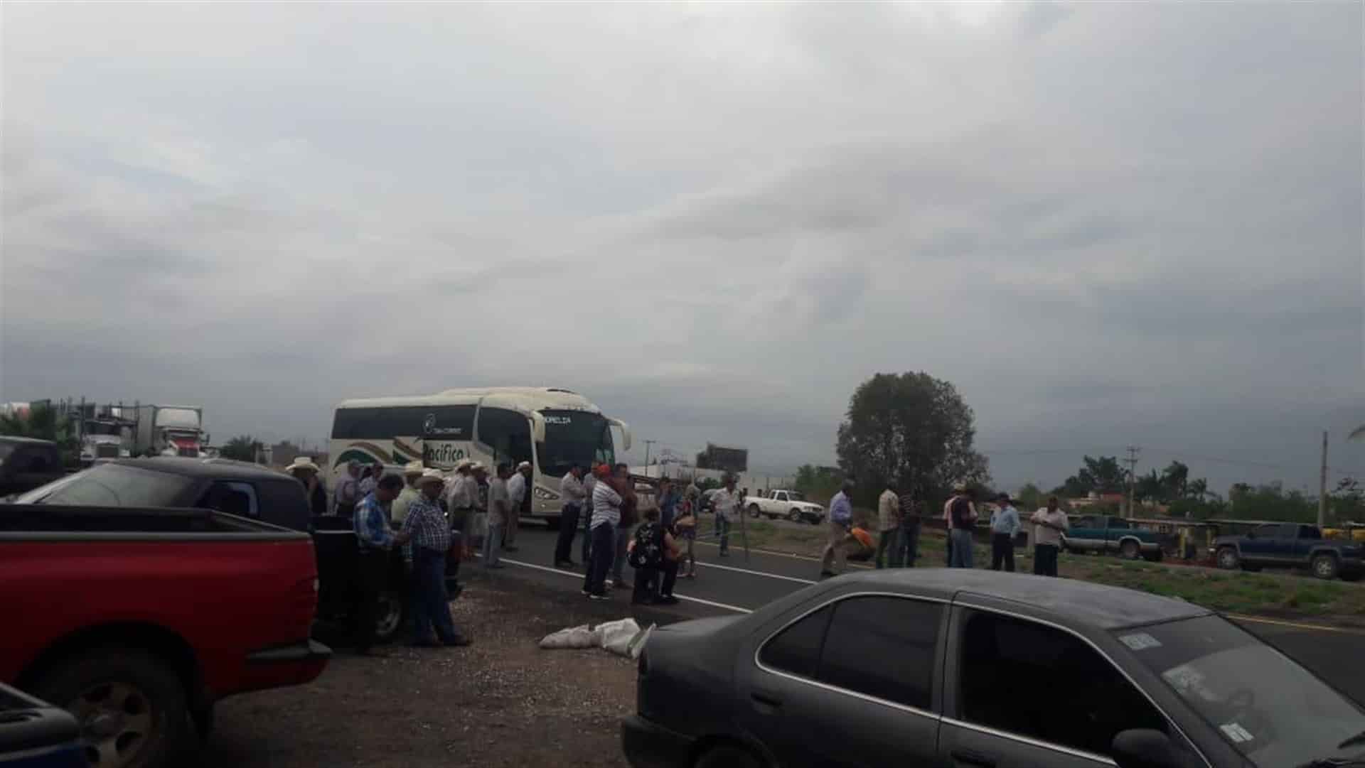 Bloquean la carretera México 15 en El Carrizo