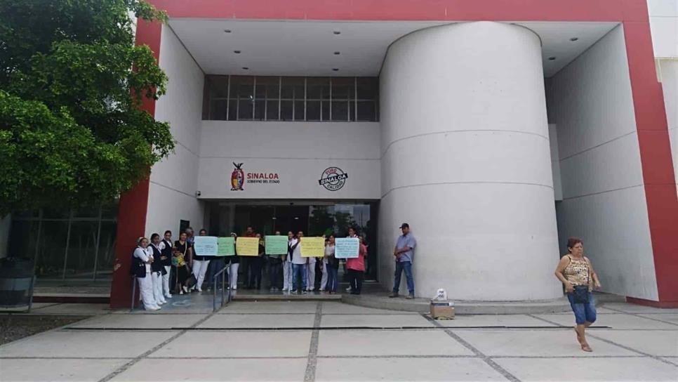 Trabajadores de salud se manifiestan en el HG de Los Mochis