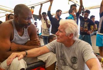 Richard Gere ayuda a inmigrantes rescatados en altamar