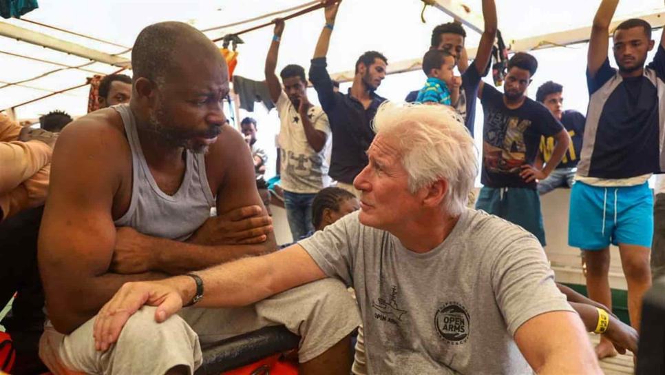 Richard Gere ayuda a inmigrantes rescatados en altamar