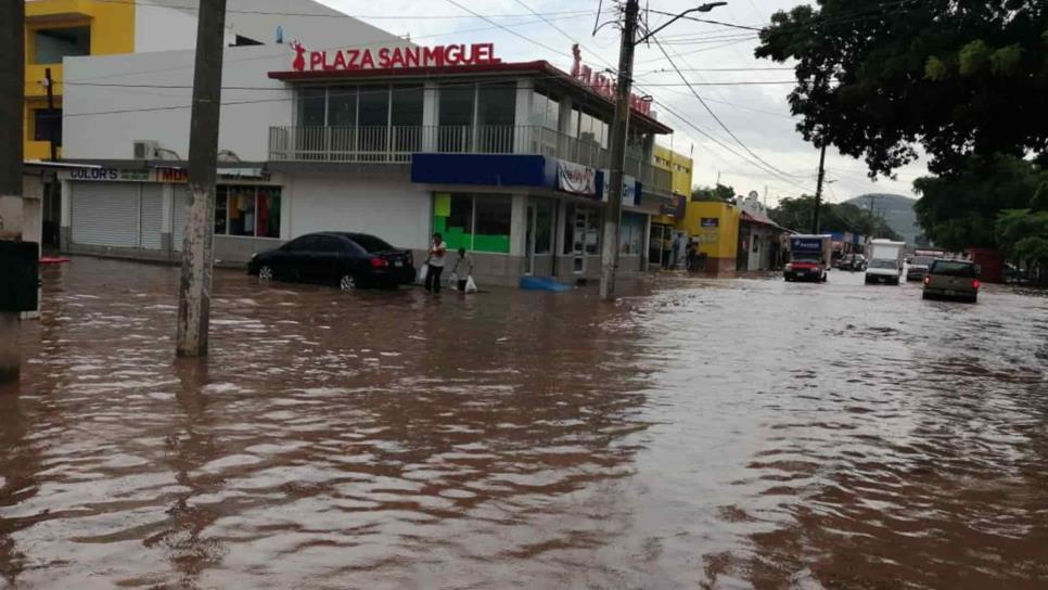 Lluvia provoca inundaciones en San Miguel Zapotitlán