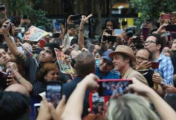 Brad Pitt reparte abrazos, autógrafos y selfies a fans mexicanos