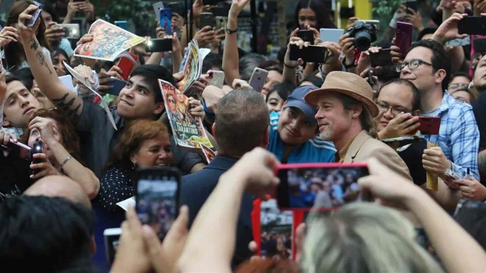 Brad Pitt reparte abrazos, autógrafos y selfies a fans mexicanos