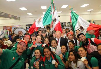 Al coro de “¡México, México!” reciben a deportistas