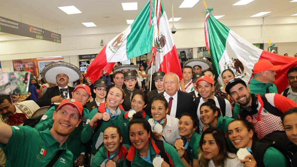 Al coro de “¡México, México!” reciben a deportistas