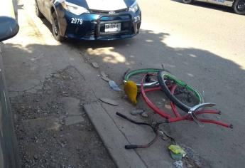 Policía Municipal en motocicleta embiste a ciclista de la tercera edad en Culiacán