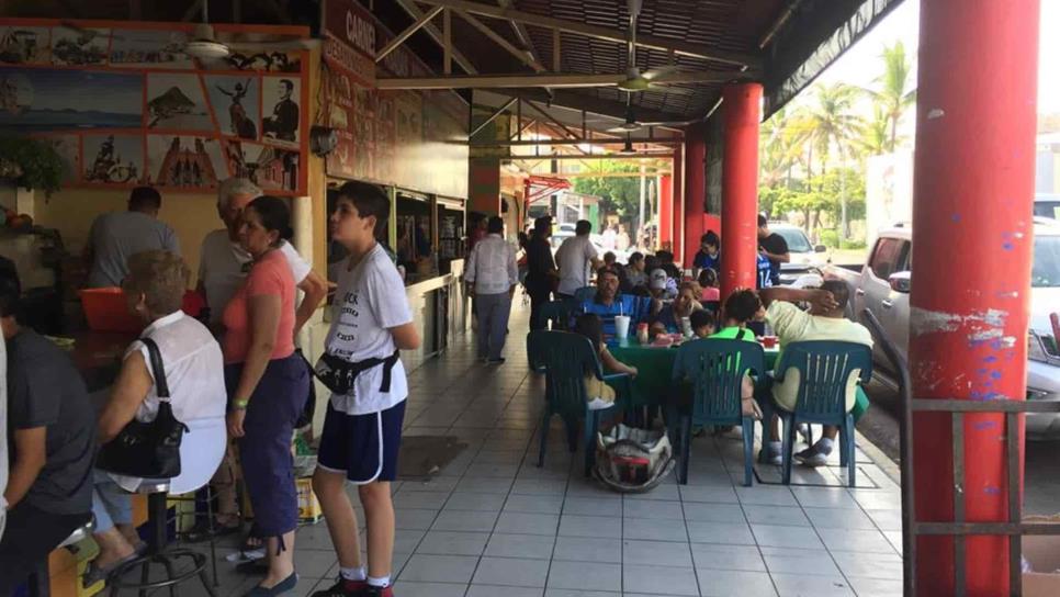 Abarrotados, restaurantes del mercado Juan Carrasco en Mazatlán