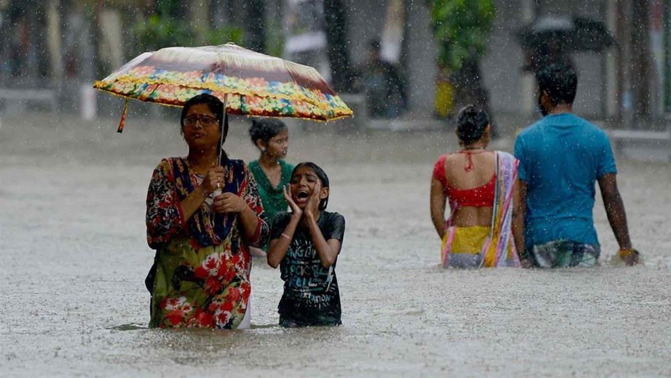 Lluvias monzónicas dejan 250 muertos y miles de desplazados en India