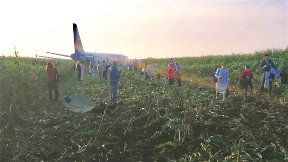 Aterriza de emergencia Airbus A321 en campo de maíz en Rusia