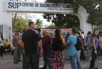 Sindicalizados bloquean acceso al CBTIS 43