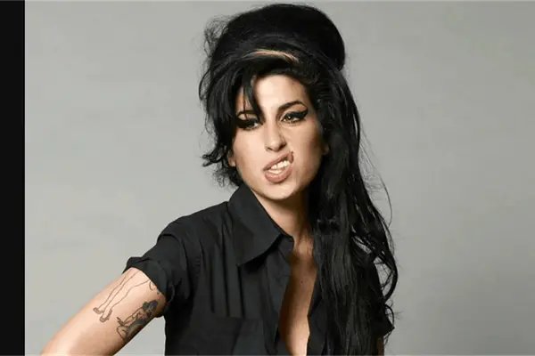 Exnovio de Amy Winehouse intenta vender fotos íntimas de la artista Exnovio de Amy Winehouse intenta vender fotos íntimas de la artista