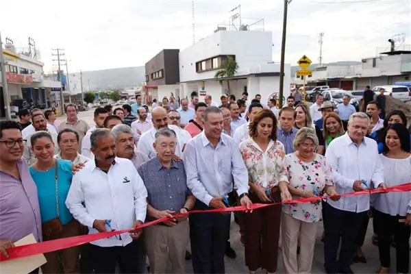 Inaugura Quirino calle y centro de negocios en el Mercado de Abastos