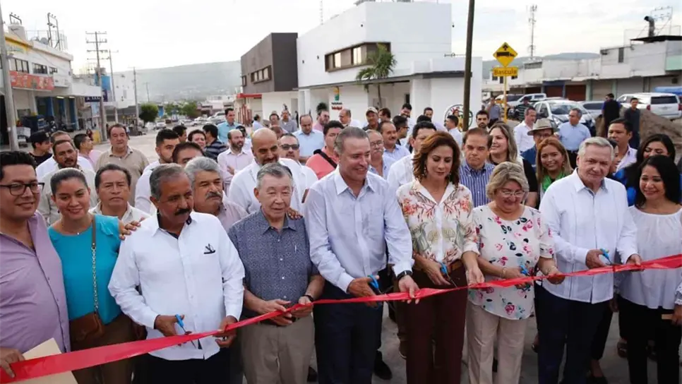Inaugura Quirino calle y centro de negocios en el Mercado de Abastos
