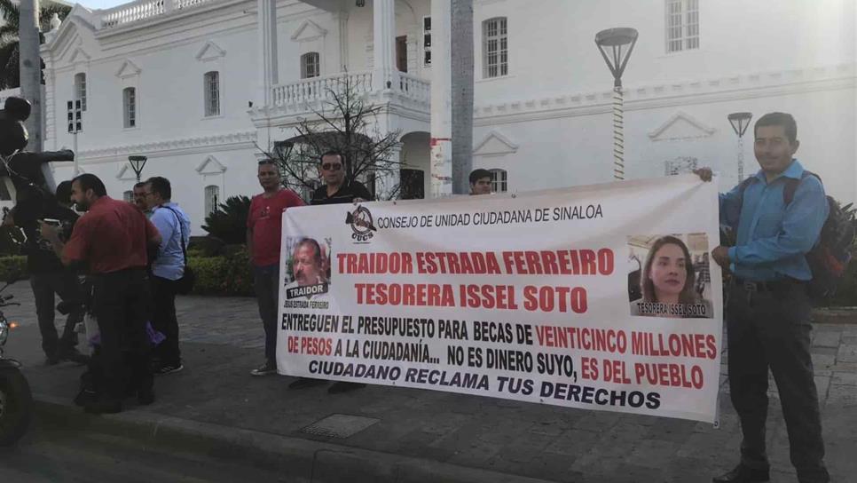Activistas se manifiestan en el Ayuntamiento de Culiacán