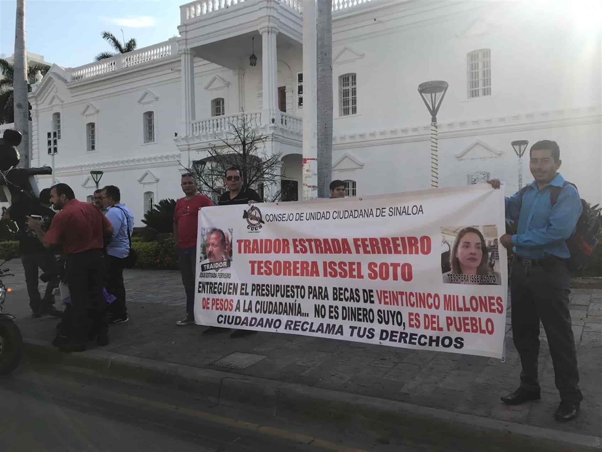 Activistas se manifiestan en el Ayuntamiento de Culiacán