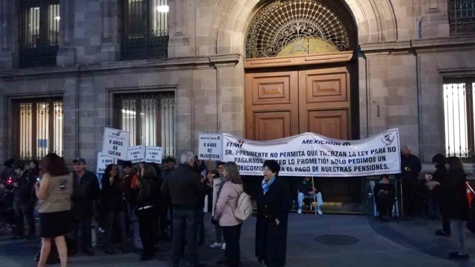 Extrabajadores de Mexicana bloquean accesos a Palacio Nacional
