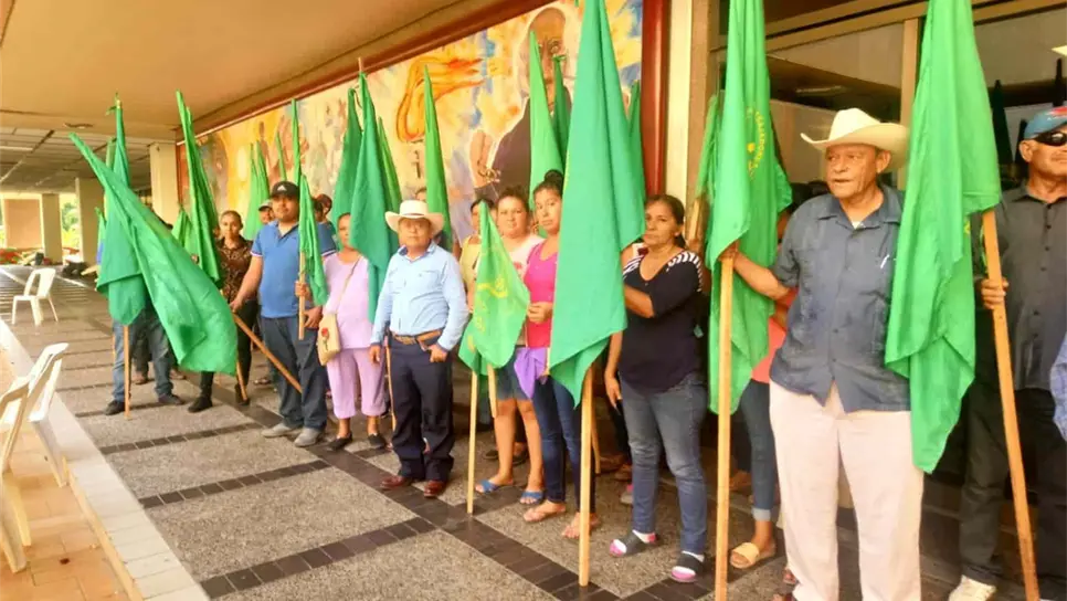 Miembros de la UNTA se plantan en Palacio de Gobierno