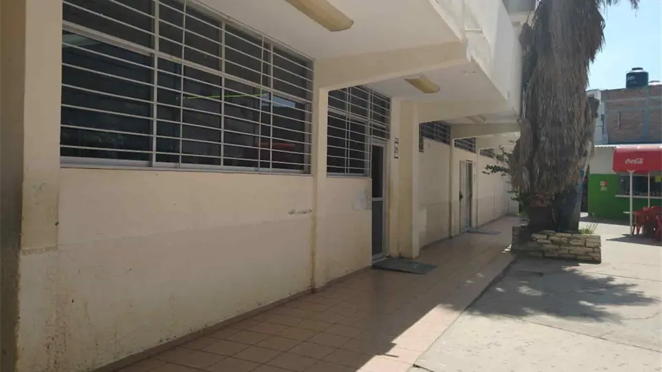 Truenan dos aires en la Prepa Mochis y alumnos se quejan del intenso calor