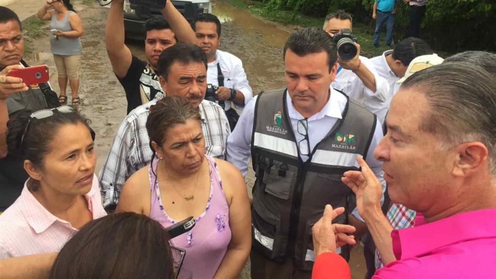 Recorre gobernador zonas inundadas en Mazatlán