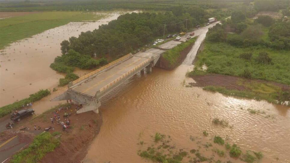 Miles quedan incomunicados en El Rosario por crecientes de arroyos