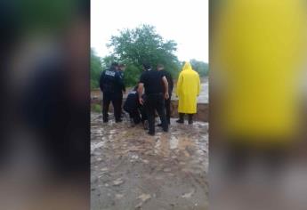 Policías salvan a adolescente tras caer a zanja en Los Mochis